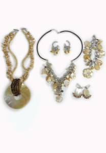 珍珠贝壳项链和耳环